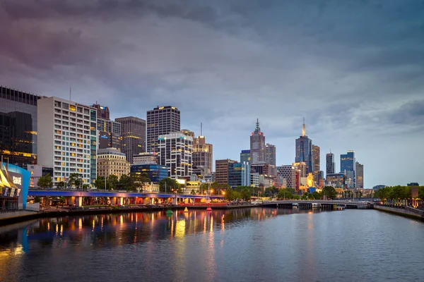 Melbourne city and Yarra river at night — Stock Photo, Image