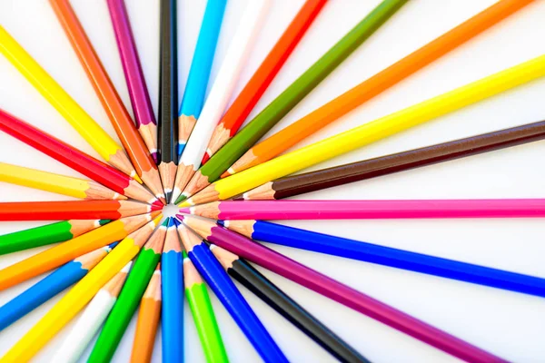 Un mucchio di matite colorate taglienti — Foto Stock