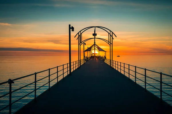 Brighton Jetty com pessoas ao pôr-do-sol — Fotografia de Stock