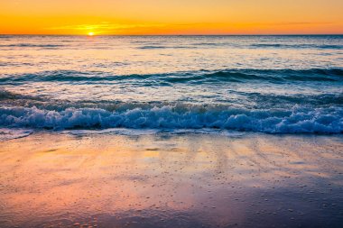 Glenelg sahilde günbatımı, dalgalar