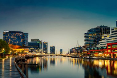 Melbourne şehir ve Yarra Nehri geceleri