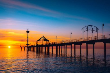 Gün batımı, insanlarla Brighton İskelesi