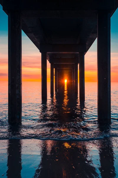 Solnedgång under Brighton brygga — Stockfoto