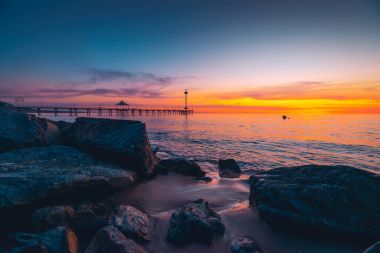 Gün batımı, insanlarla Brighton İskelesi