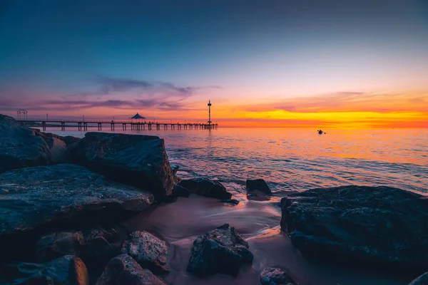 Brighton Jetty com pessoas ao pôr-do-sol — Fotografia de Stock