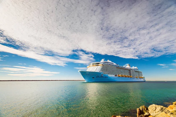 Cruiseschip MS Ovation van de zeeën — Stockfoto