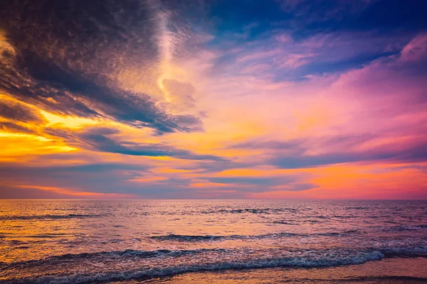 Dalgalar ve sunset Beach — Stok fotoğraf
