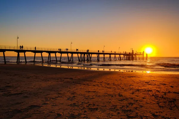 Пляжі Гленелг jetty з людьми — стокове фото