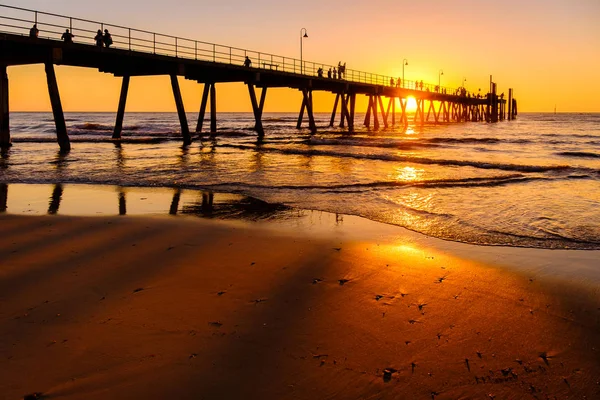 Glenelg Beach pontile con le persone — Foto Stock