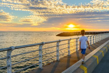 St. Kilda Jetty yürüyen çocuk