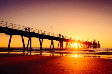 Gün batımında Glenelg Beach İskelesi