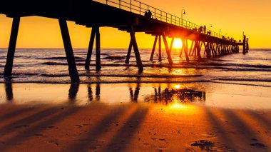 Gün batımında Glenelg Beach İskelesi