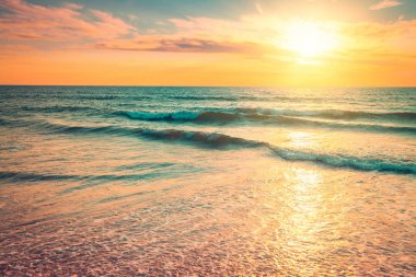 Gün batımında okyanus dalgaları