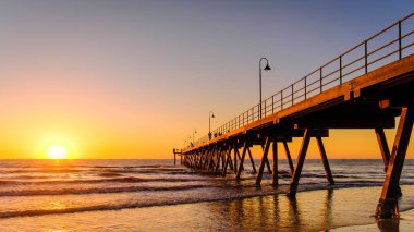 Glenelg Beach iskelesi insanlarla