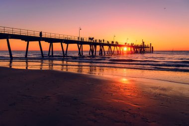 Glenelg Beach iskelesi insanlarla