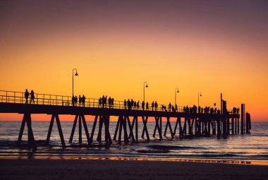 Glenelg Beach iskelesi insanlarla