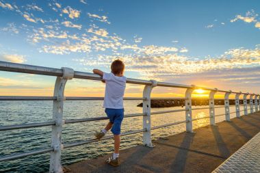 St. Kilda Jetty dan gün batımını izlemek çocuk