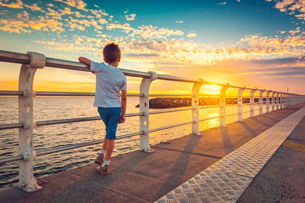 Fiú nézte a naplementét a St. Kilda Jetty — Stock Fotó