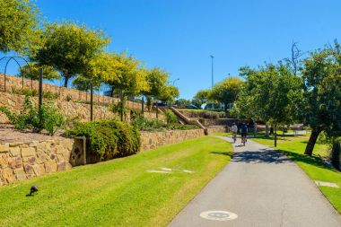İnsanlar Torrens Nehri boyunca bisiklet sürme