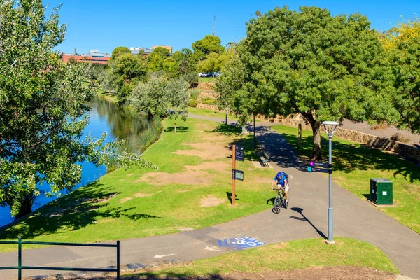 Man riding his bike along Torrens river — Stock Photo, Image