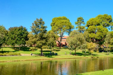 İnsanlar Torrens Nehri boyunca bisiklet sürme