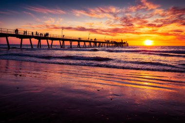 Gün batımında Glenelg Beach İskelesi