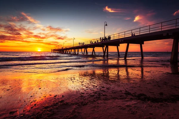 Glenelg Jetty van het strand bij zonsondergang — Stockfoto