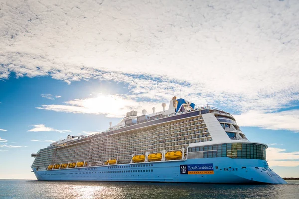 Cruiseschip MS Ovation van de zeeën — Stockfoto