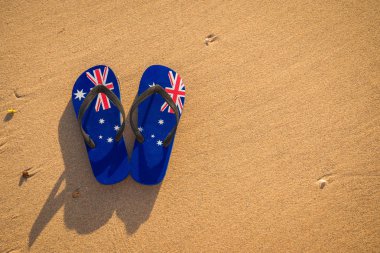 Gün batımında sahilde Aussie kayış