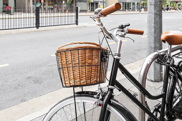 Vintage stijl fiets met mand — Stockfoto