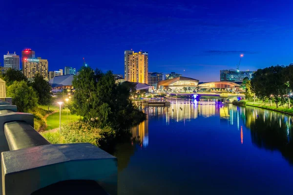 De skyline van de stad van Adelaide in de schemering — Stockfoto