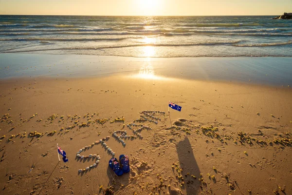 Straya texto, bandera y tangas en la playa —  Fotos de Stock