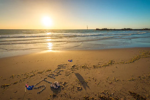 Straya tekst, vlag en slipper op strand — Stockfoto
