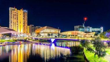 Adelaide gece şehir manzarası