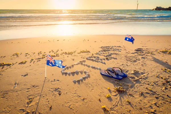 Straya texto, bandera y tangas en la playa —  Fotos de Stock