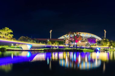 Geceleri aydınlatılan Adelaide oval
