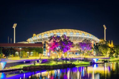 Geceleri aydınlatılan Adelaide oval