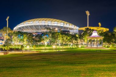 Adelaide oval geceleri aydınlatılan rotunda ile