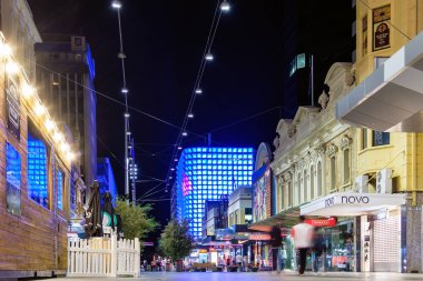 Geceleri aydınlatılan Rundle Street U-Park Binası