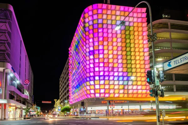Geceleri aydınlatılan Rundle Street U-Park Binası