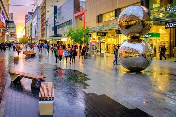 Pessoas caminhando ao longo do Rundle Mall ao pôr do sol — Fotografia de Stock