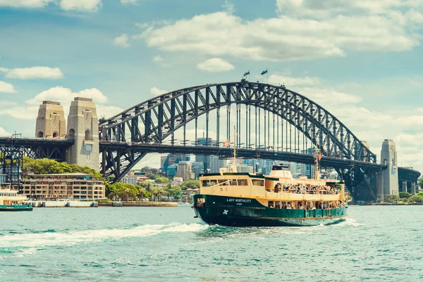 Lady Northcott ferry cerca de Harbour Bridge en Sydney — Foto de Stock