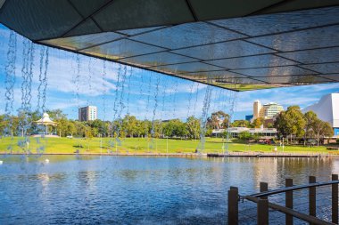 Adelaide şehir merkezine ayak köprünün altından görüntülendi