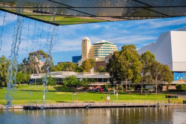 Adelaide şehir merkezine ayak köprünün altından görüntülendi