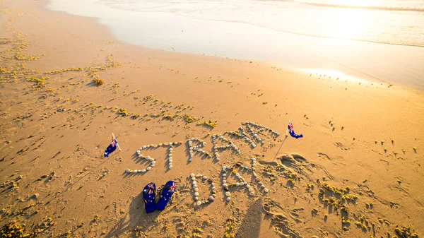 Straya text, vlajky a řemínky na pláži — Stock fotografie