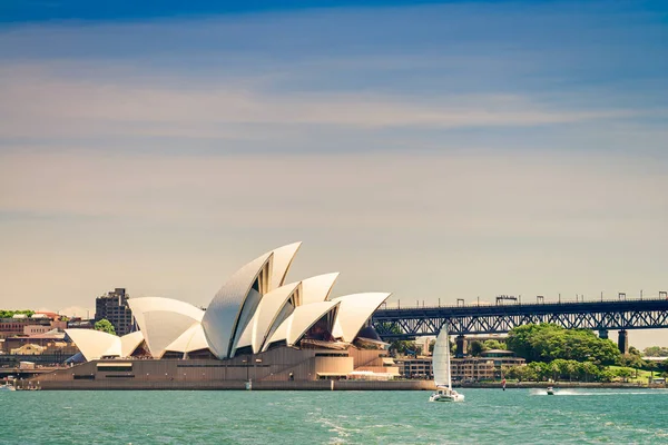 Puerto de Sydney con la Ópera — Foto de Stock