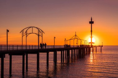 Brighton Beach iskelesi insanlarla
