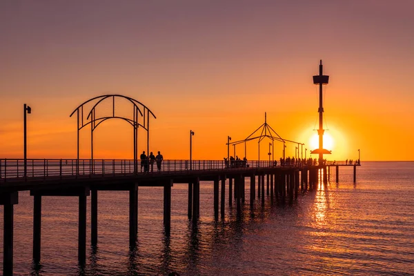 Brighton Beach iskelesi insanlarla