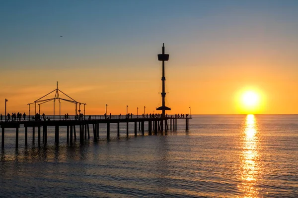 Brighton Beach iskelesi insanlarla