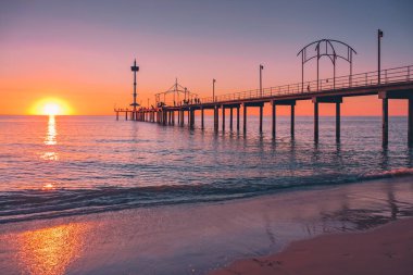Brighton Beach iskelesinden insanlarla